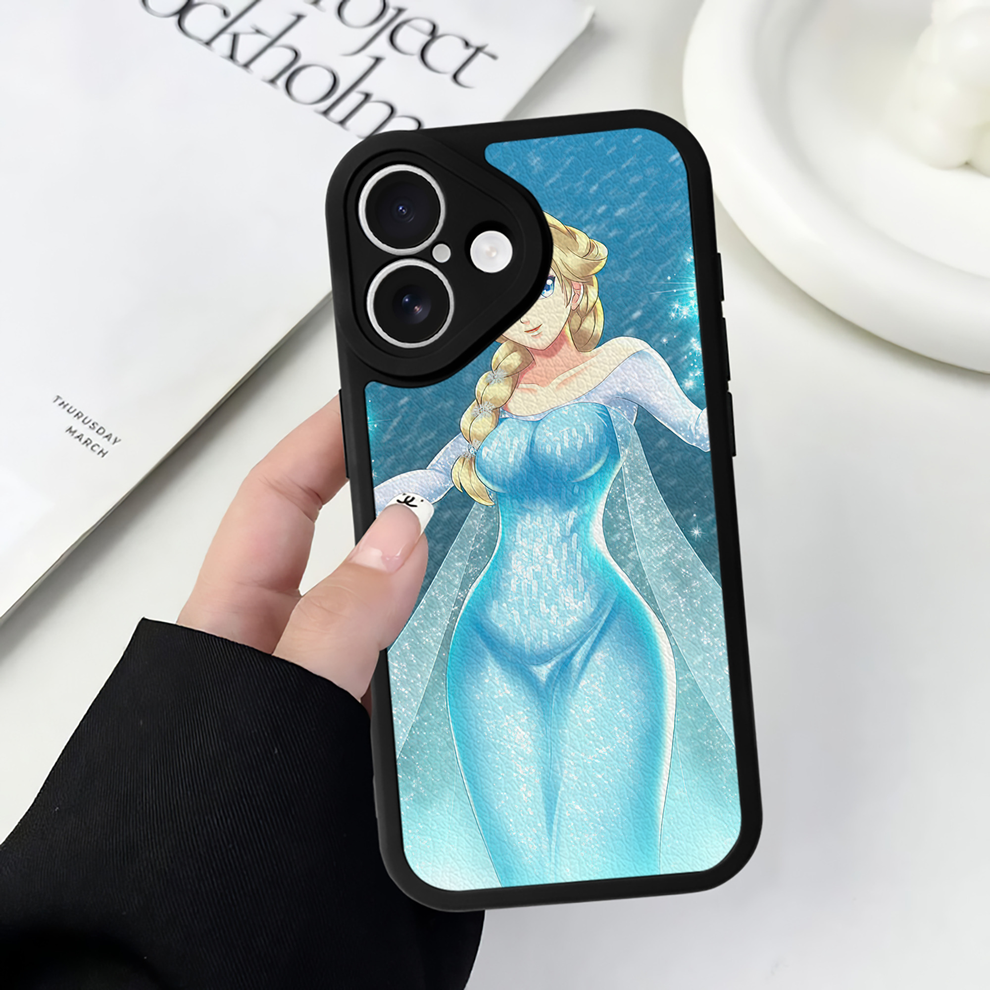 （画像用） アナと雪の女王 アンナ エルサ Frozen Anna Elsa 【iPhone 16シリーズ対応】シリコンスマホケース（レザー調） 材質：シリコン